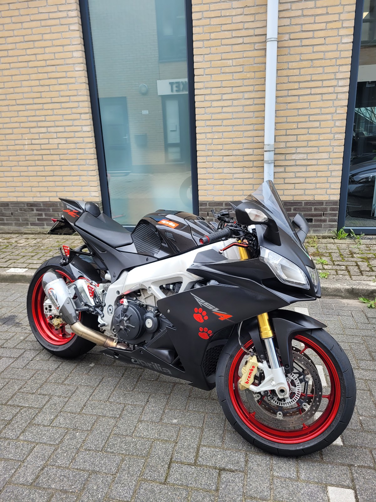 Aprilia RSV4 w czarno czerwonych barwach po serwisie