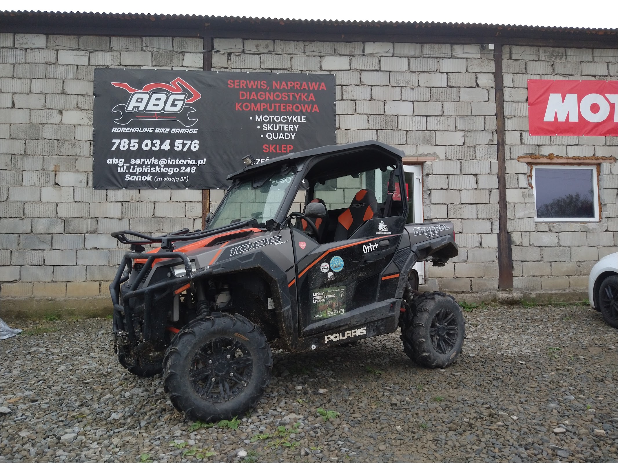 Pojazd UTV Polaris General przy szyldzie ABG Adrenaline Bike Garage