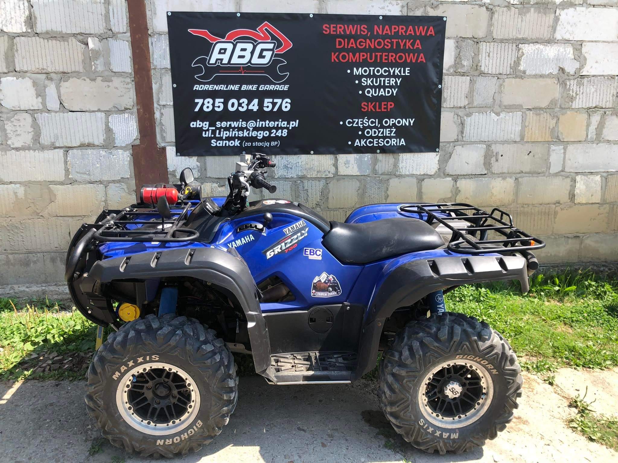 Quad Yamaha Grizzly przy szyldzie ABG Adrenaline Bike Garage w Sanoku