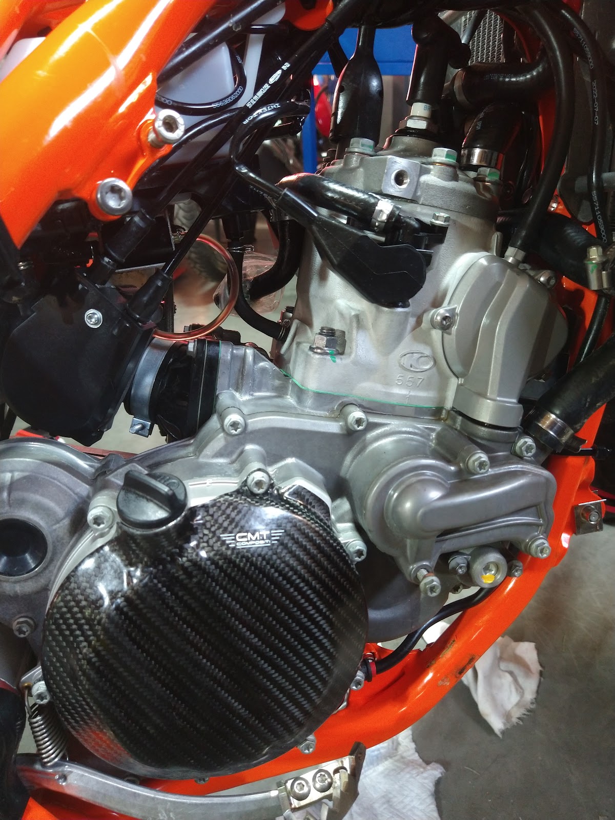 Praca przy silniku motocykla z osłoną z włókna węglowego