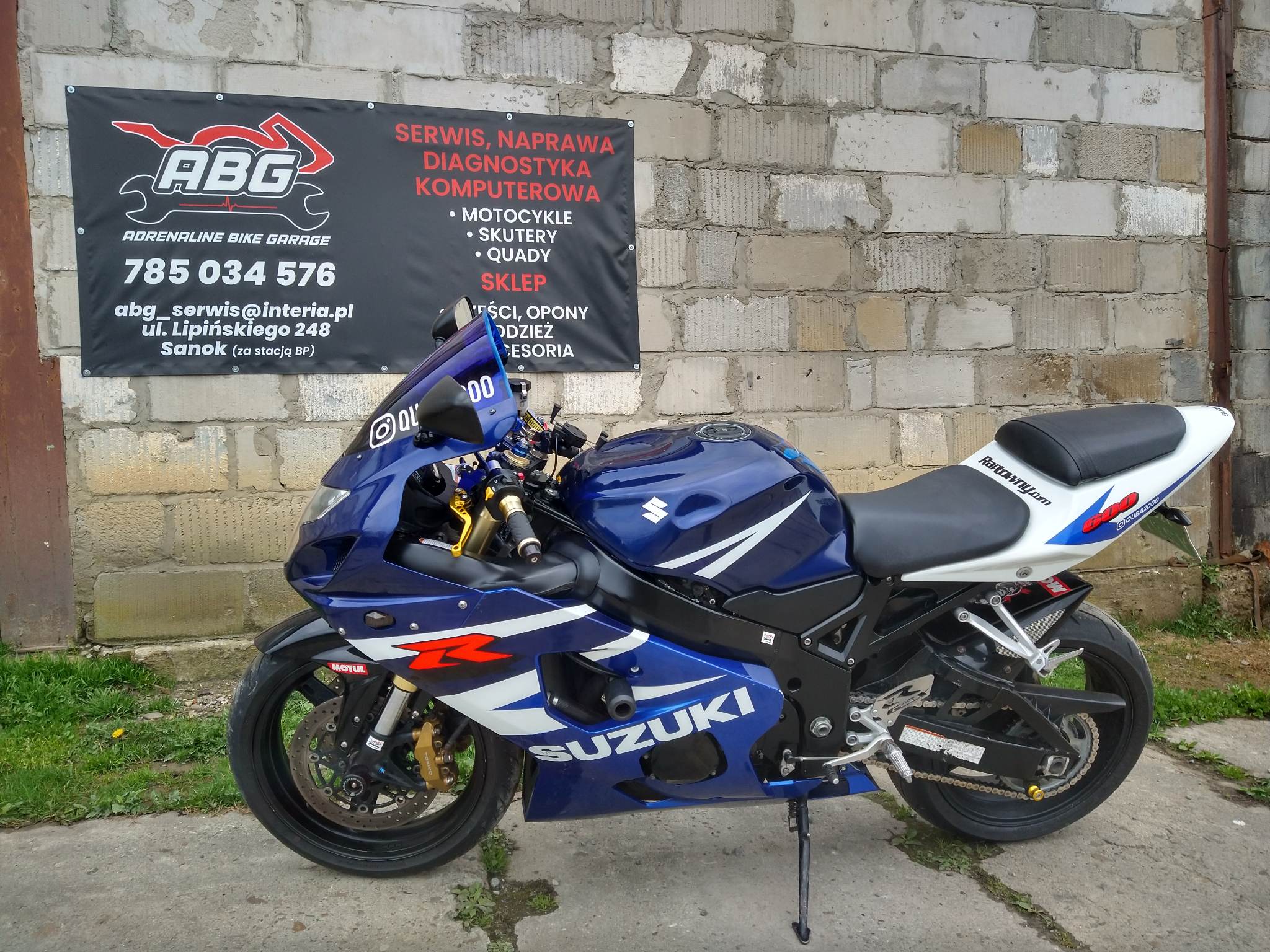 Suzuki GSX-R przy szyldzie warsztatu ABG w Sanoku