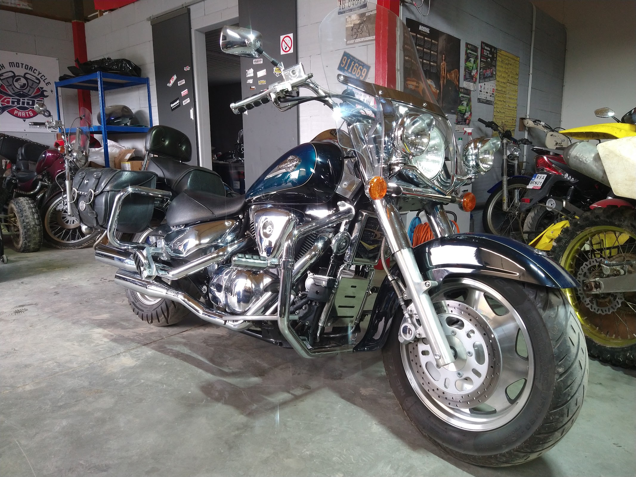 Wnętrze warsztatu ABG w Sanoku z motocyklami przygotowanymi do serwisu